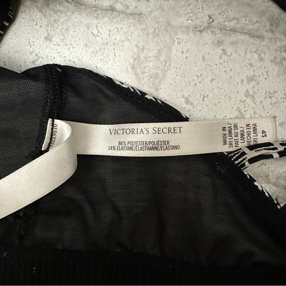 VICTORIA’S Secret sports bra women’s small black and white geometrical pattern - Picture 3 of 4